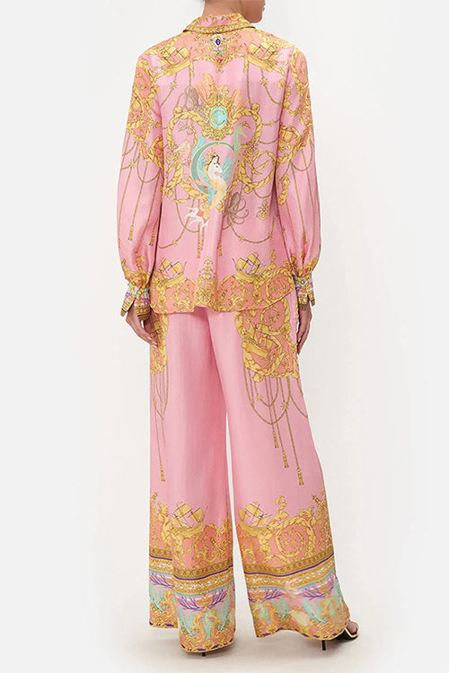 Beautifully Crafted Blouse in a Classic Style