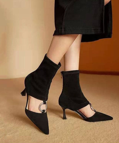 Effortlessly Elegant Boots with a Timeless Design
