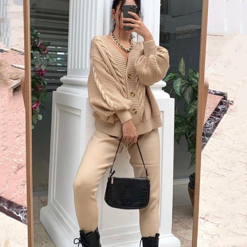 Well Tailored Cardigan with a Graceful Silhouette
