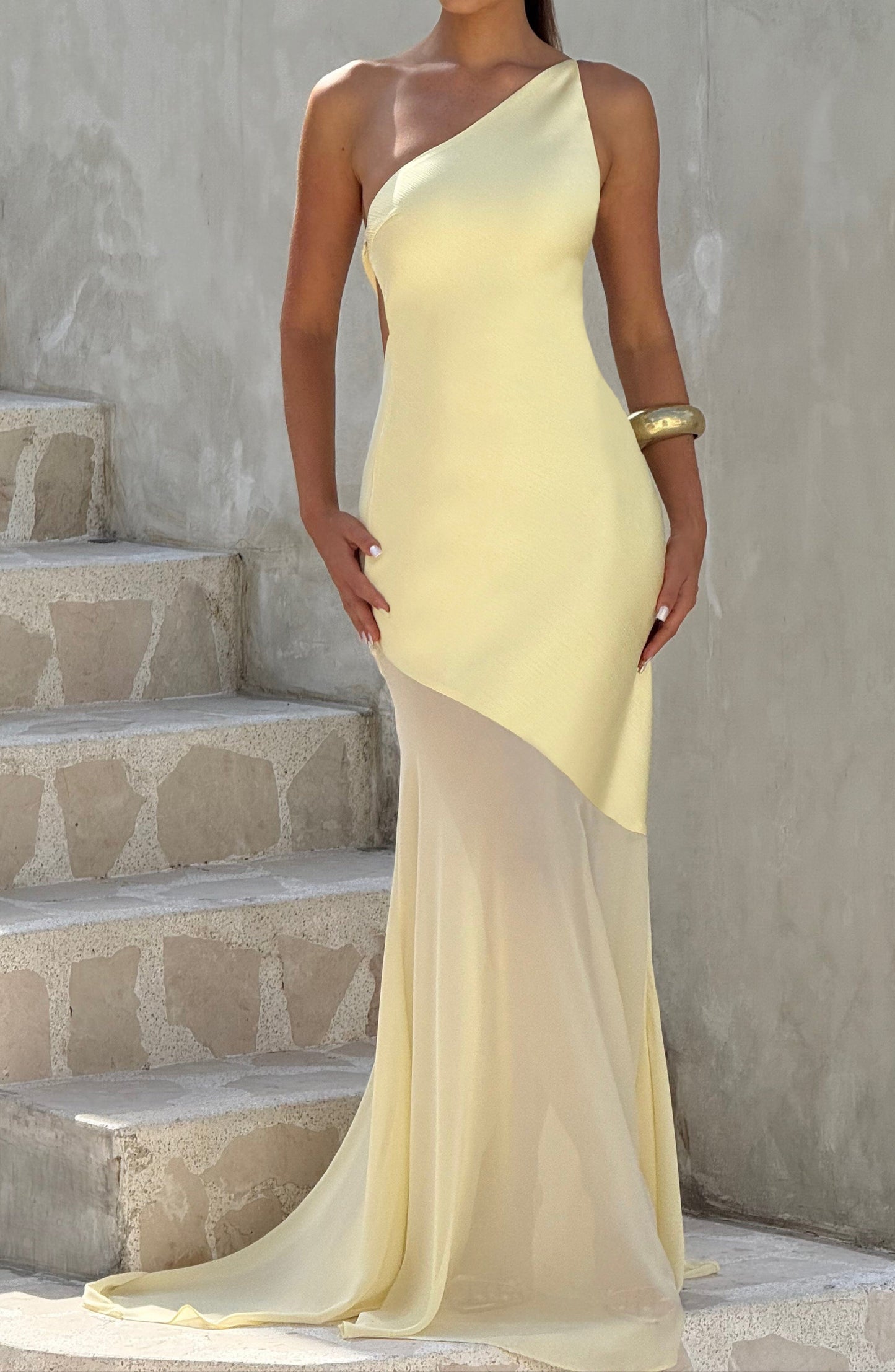 Sophisticated Garment with a Clean Classic Look