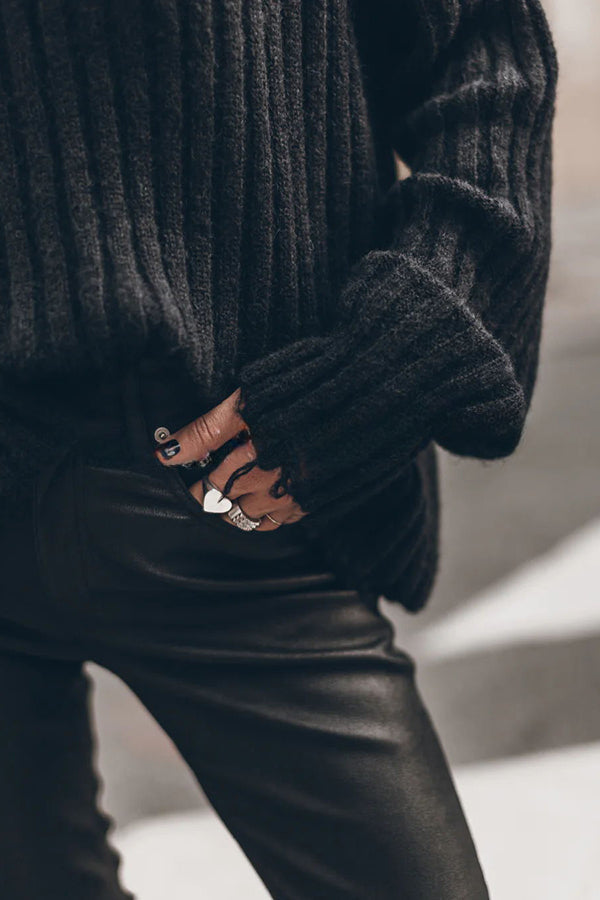Well Tailored Sweater with a Graceful Silhouette