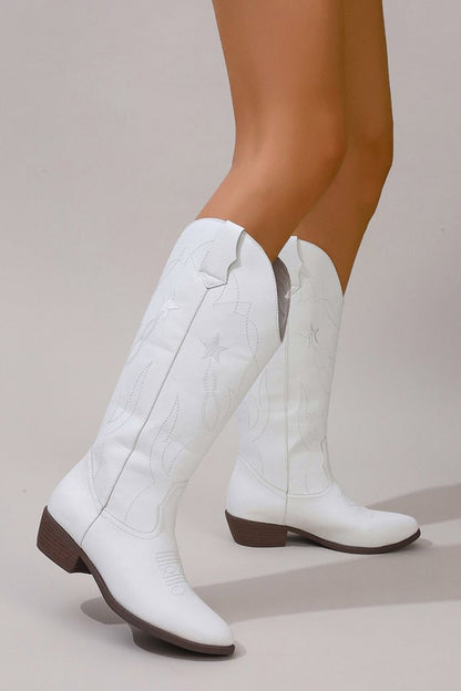 Effortlessly Elegant Boots with a Timeless Design