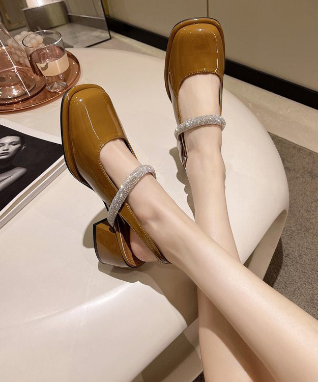 Well Tailored Sandals with a Graceful Silhouette