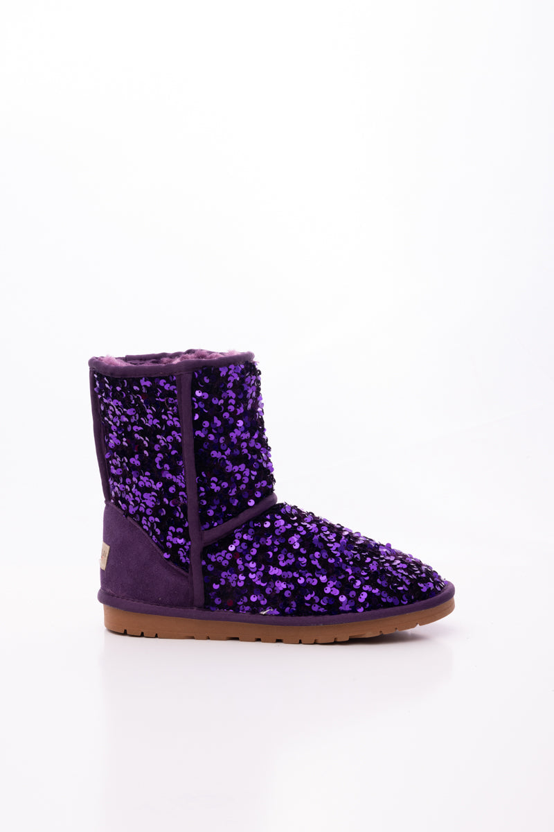 Well Tailored Boots with a Graceful Silhouette