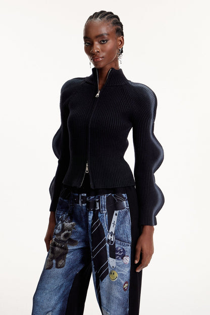 Well Tailored Top with a Graceful Silhouette