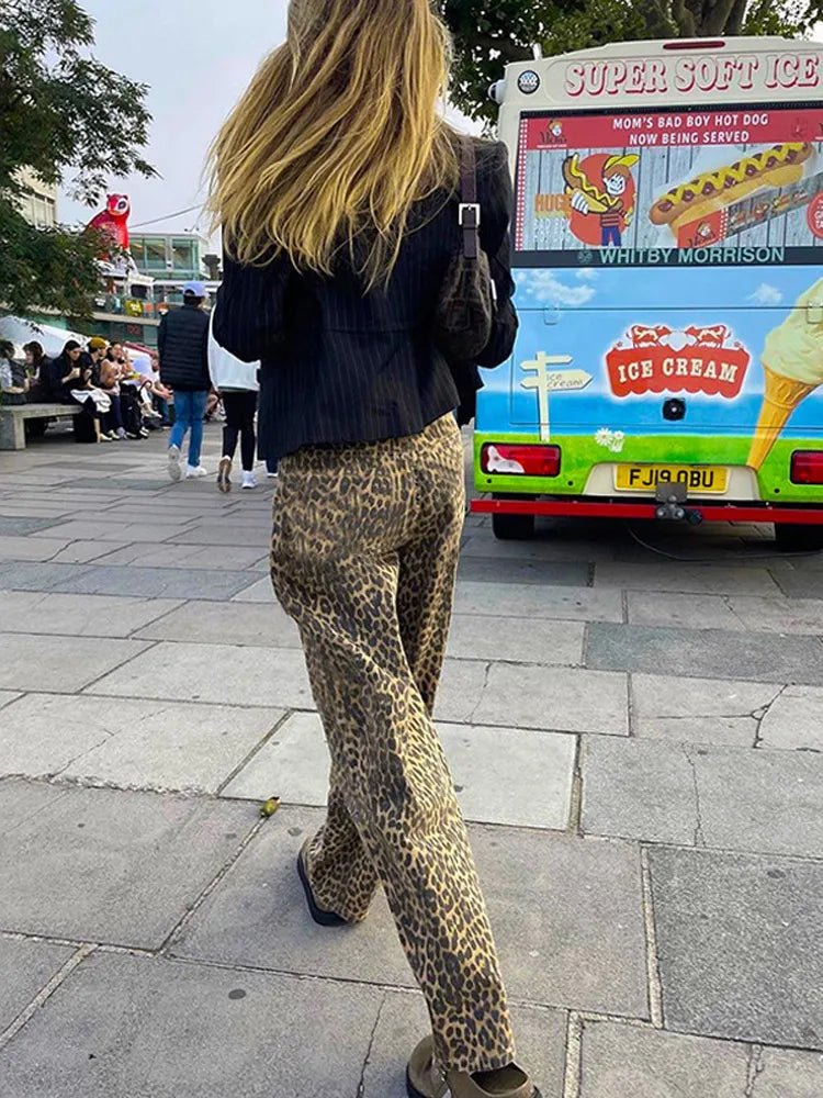 Effortlessly Elegant Pants with a Timeless Design