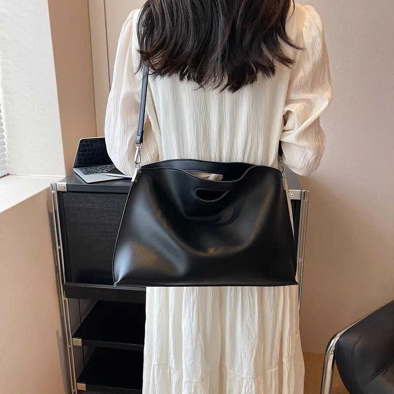 Gracefully Styled Bag for Any Occasion