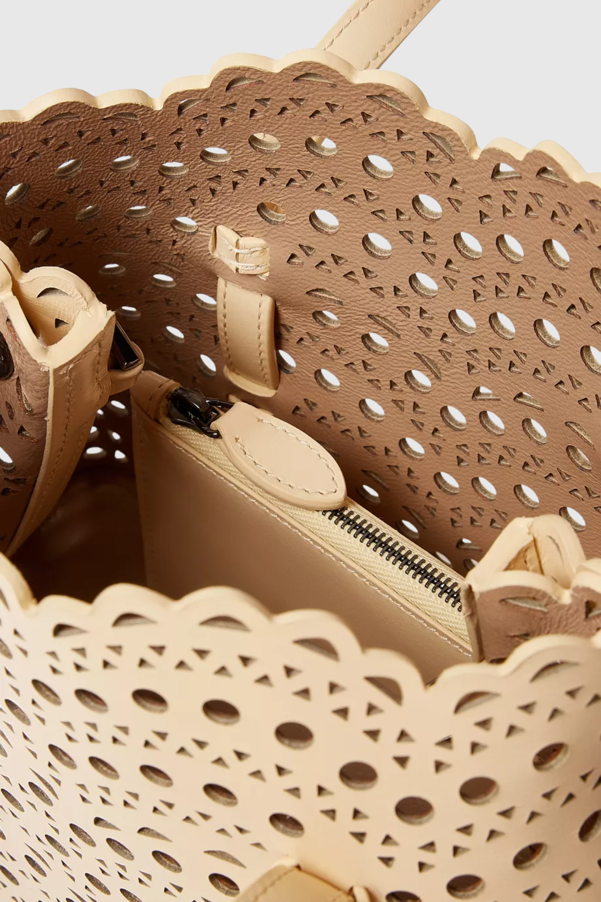 Well Tailored Bag with a Graceful Silhouette