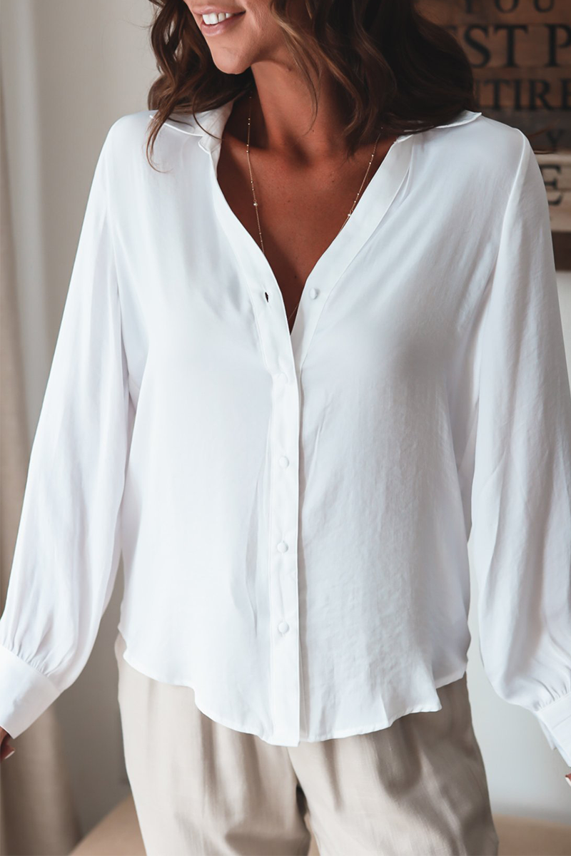Well Tailored Top with a Graceful Silhouette