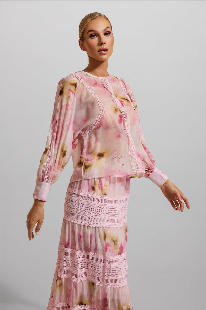 Beautifully Finished Top in a Timeless Design