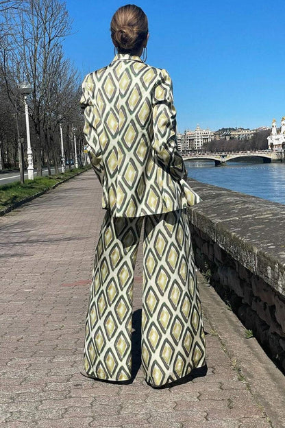 Elegantly Styled Jacket for Everyday Wear
