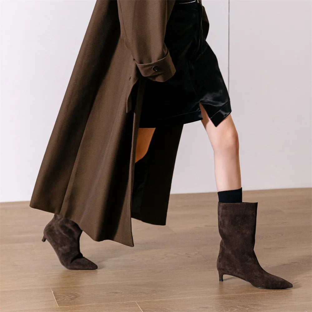Effortlessly Elegant Boots with a Timeless Design