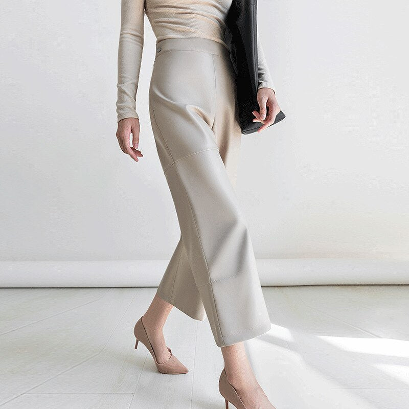 Effortlessly Elegant Pants with a Timeless Design