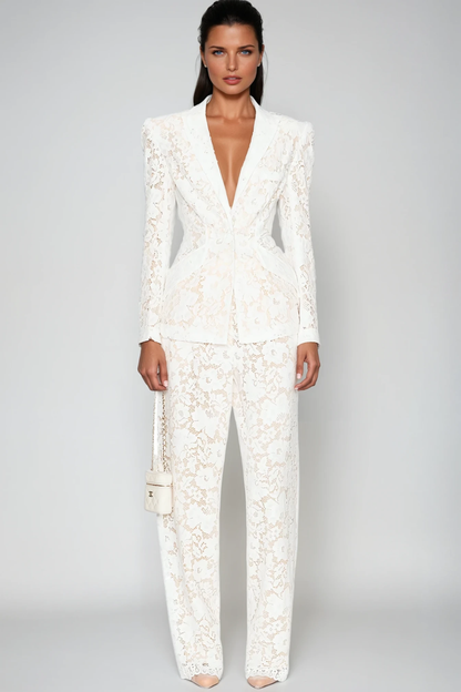 Effortlessly Elegant Pants with a Timeless Design