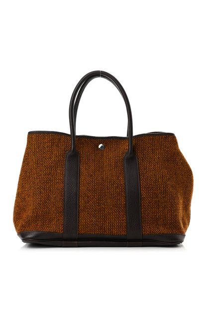 Well Tailored Bag with a Graceful Silhouette