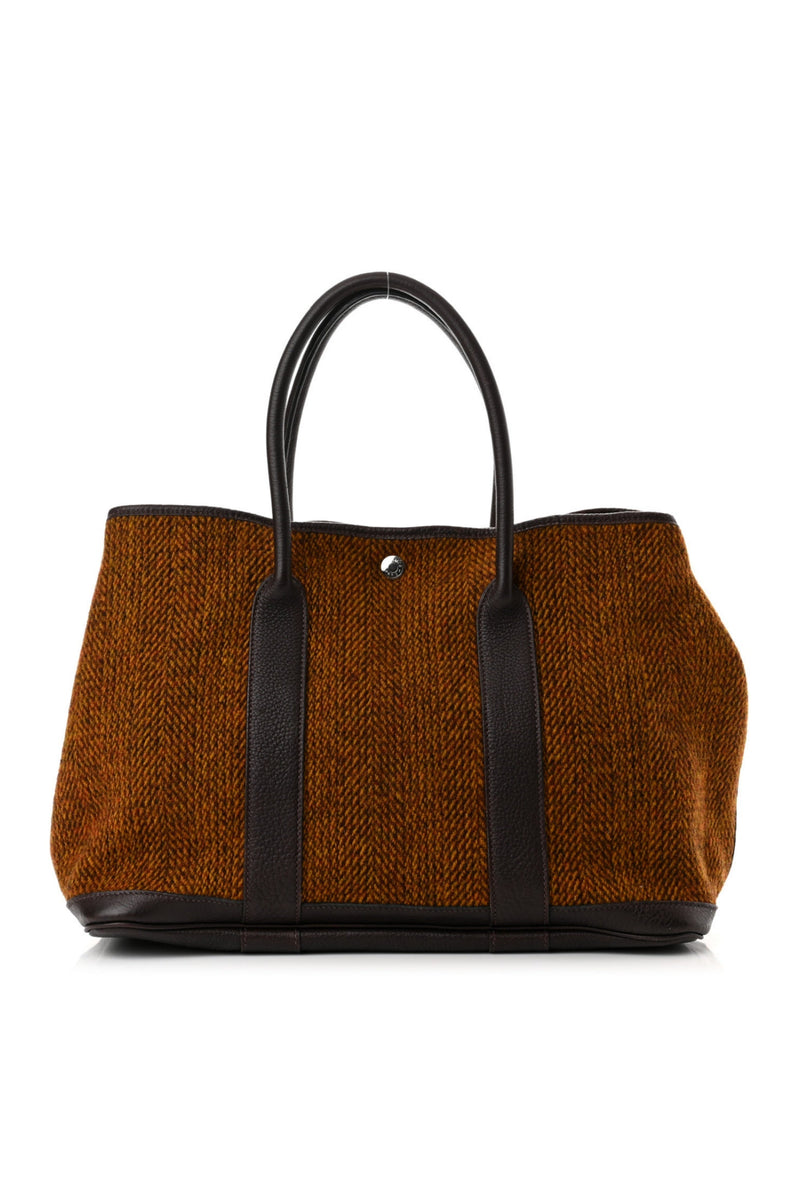 Well Tailored Bag with a Graceful Silhouette