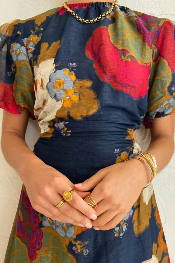 Effortlessly Elegant Garment with a Timeless Design