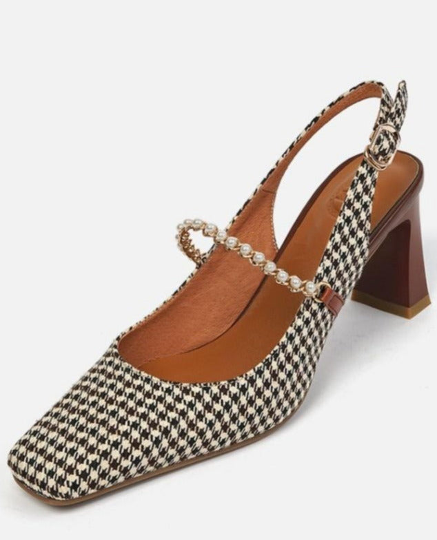 Effortlessly Elegant Heels with a Timeless Design