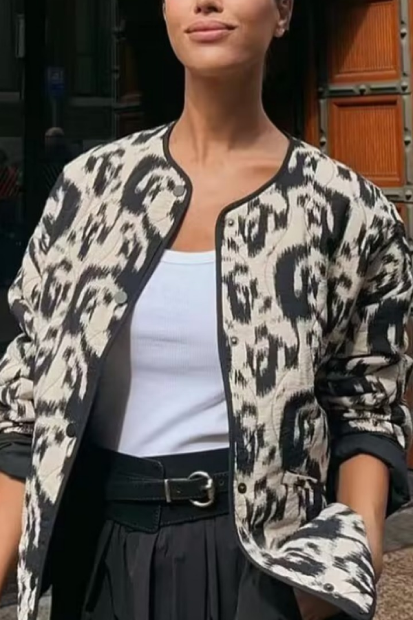 Effortlessly Elegant Jacket with a Timeless Design