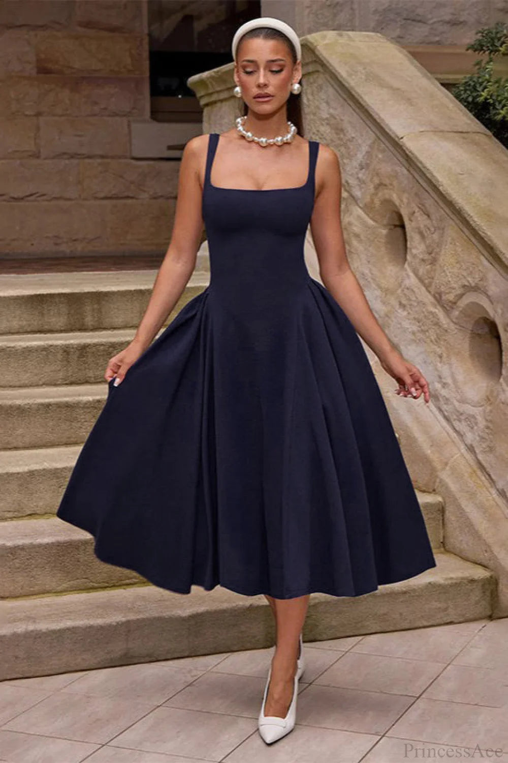 Well Tailored Dress with a Graceful Silhouette
