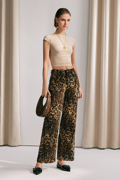 Effortlessly Elegant Pants with a Timeless Design