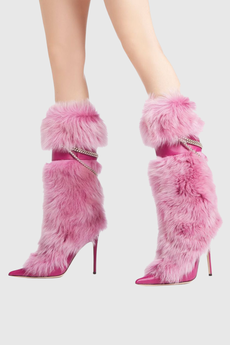 Effortlessly Elegant Boots with a Timeless Design