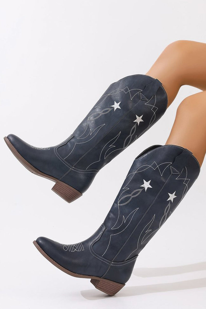 Effortlessly Elegant Boots with a Timeless Design