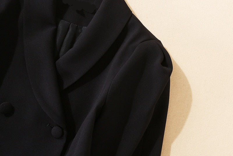 Well Tailored Top with a Graceful Silhouette