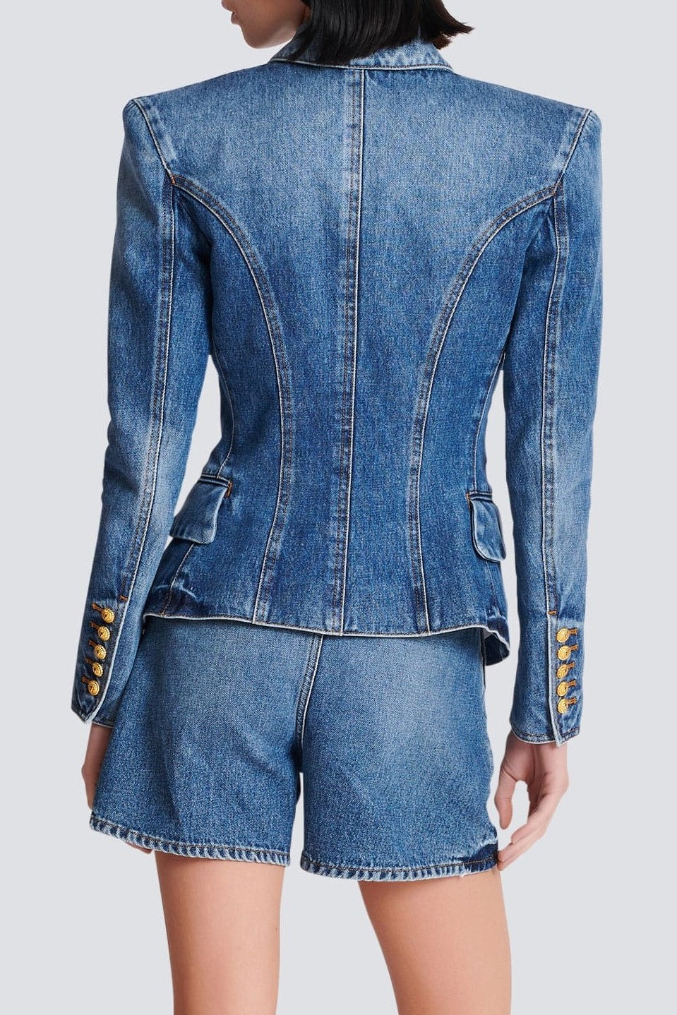 Effortlessly Elegant Jacket with a Timeless Design