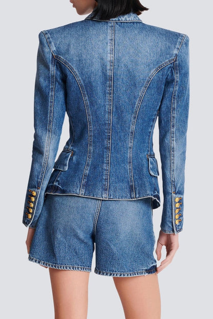 Effortlessly Elegant Jacket with a Timeless Design