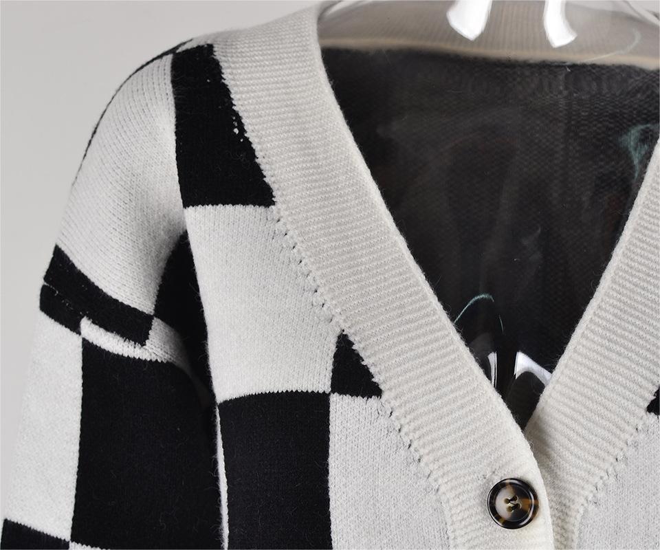 Well Tailored Cardigan with a Graceful Silhouette