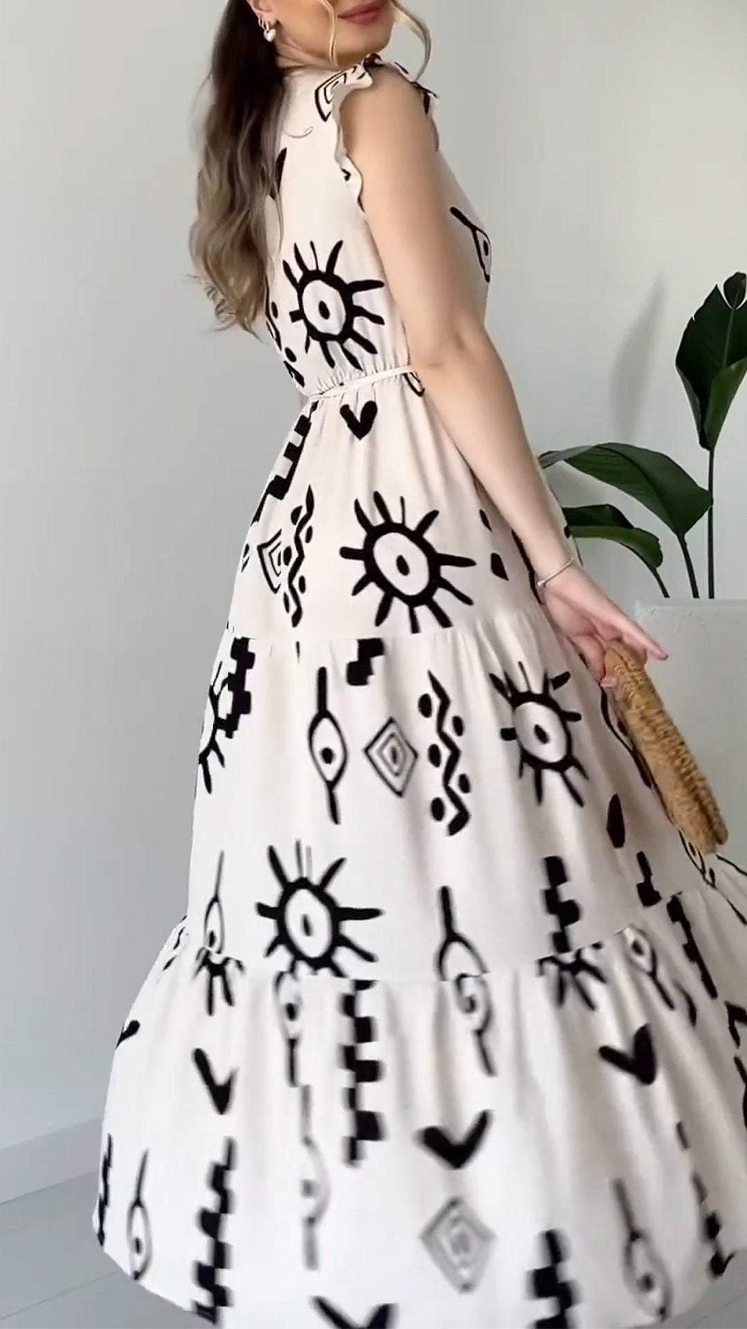Beautifully Finished Dress in a Timeless Design