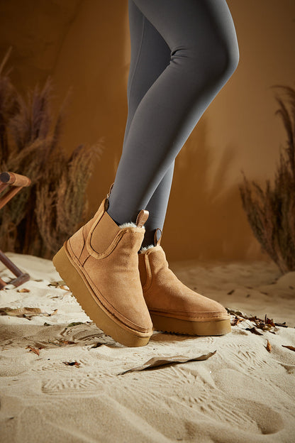 Effortlessly Elegant Boots with a Timeless Design