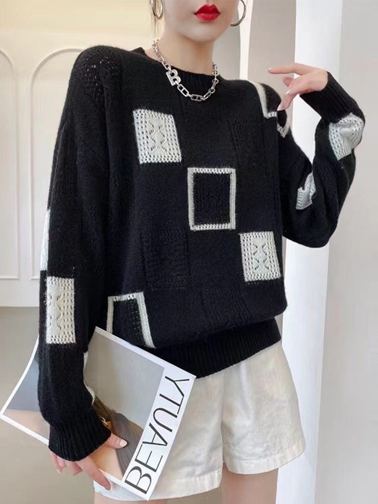 Well Tailored Sweater with a Graceful Silhouette