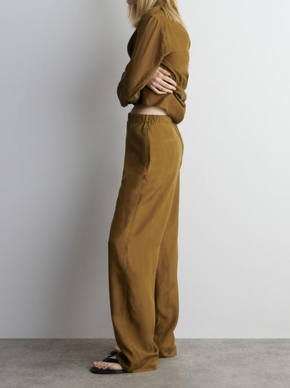 Effortlessly Elegant Pants with a Timeless Design