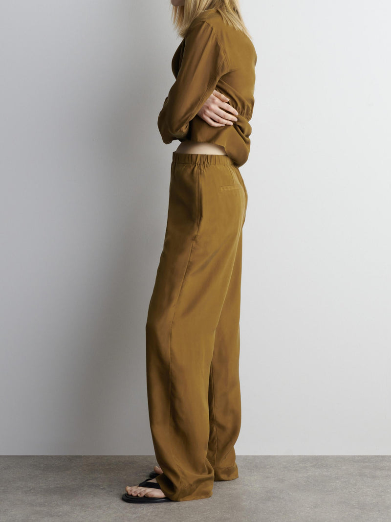 Effortlessly Elegant Pants with a Timeless Design