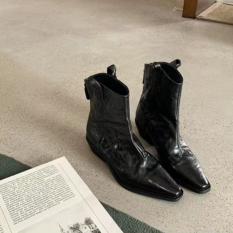 Effortlessly Elegant Boots with a Timeless Design