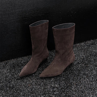 Effortlessly Elegant Boots with a Timeless Design