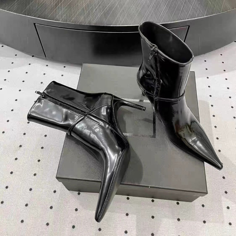 Effortlessly Elegant Boots with a Timeless Design