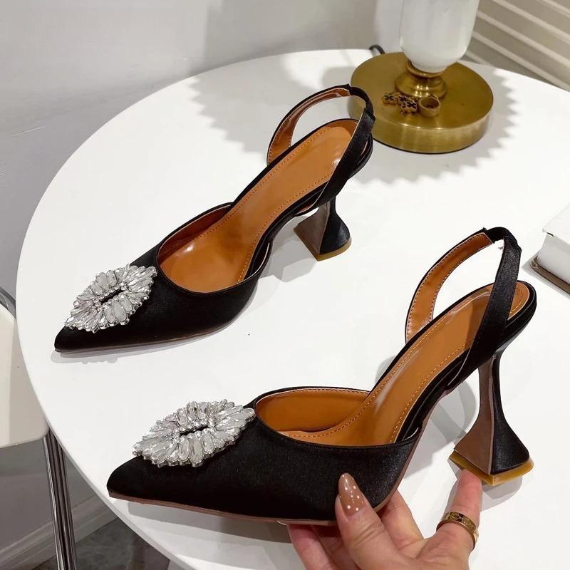 Effortlessly Elegant Heels with a Timeless Design