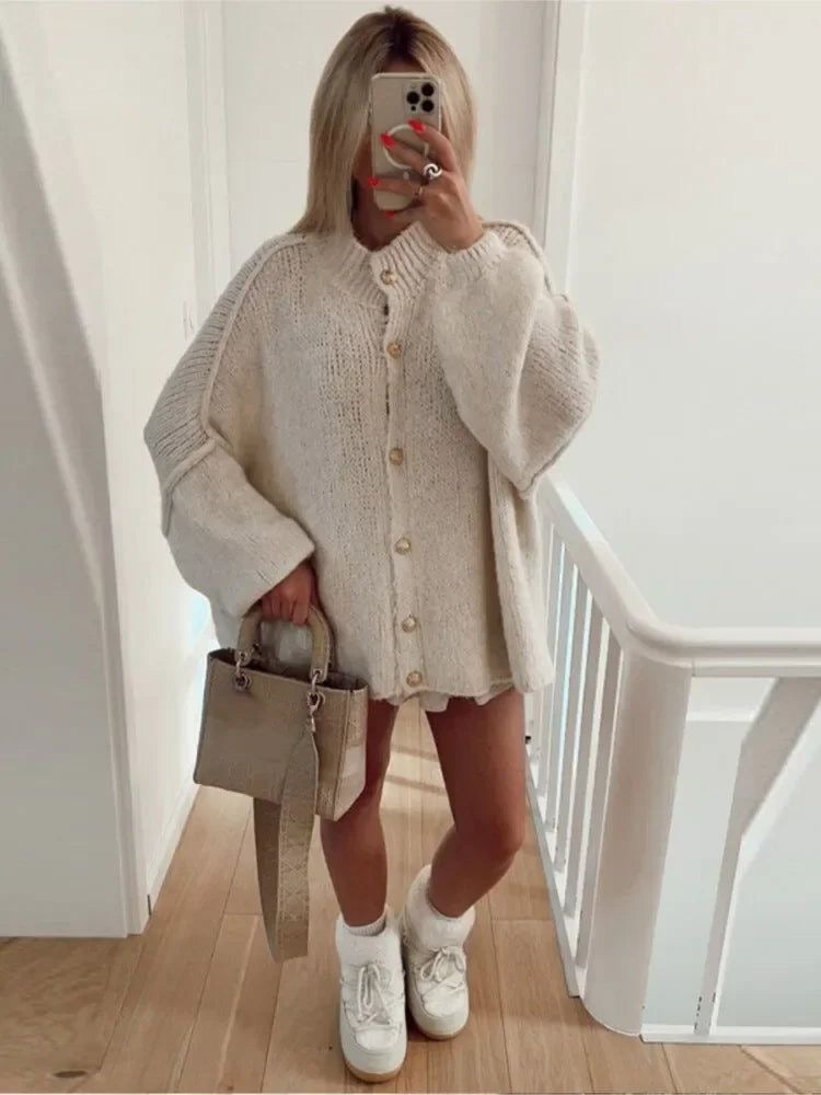Well Tailored Cardigan with a Graceful Silhouette
