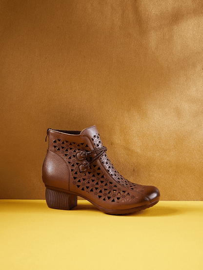 Effortlessly Elegant Boots with a Timeless Design