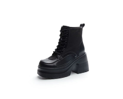 Effortlessly Elegant Boots with a Timeless Design