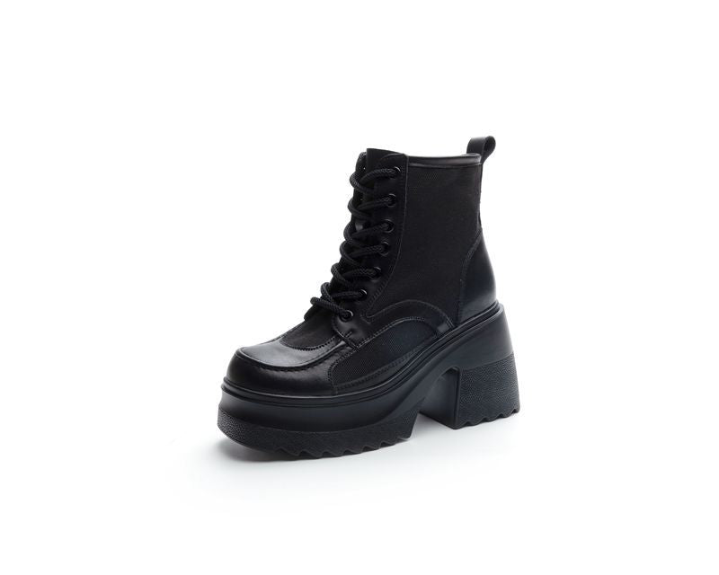 Effortlessly Elegant Boots with a Timeless Design