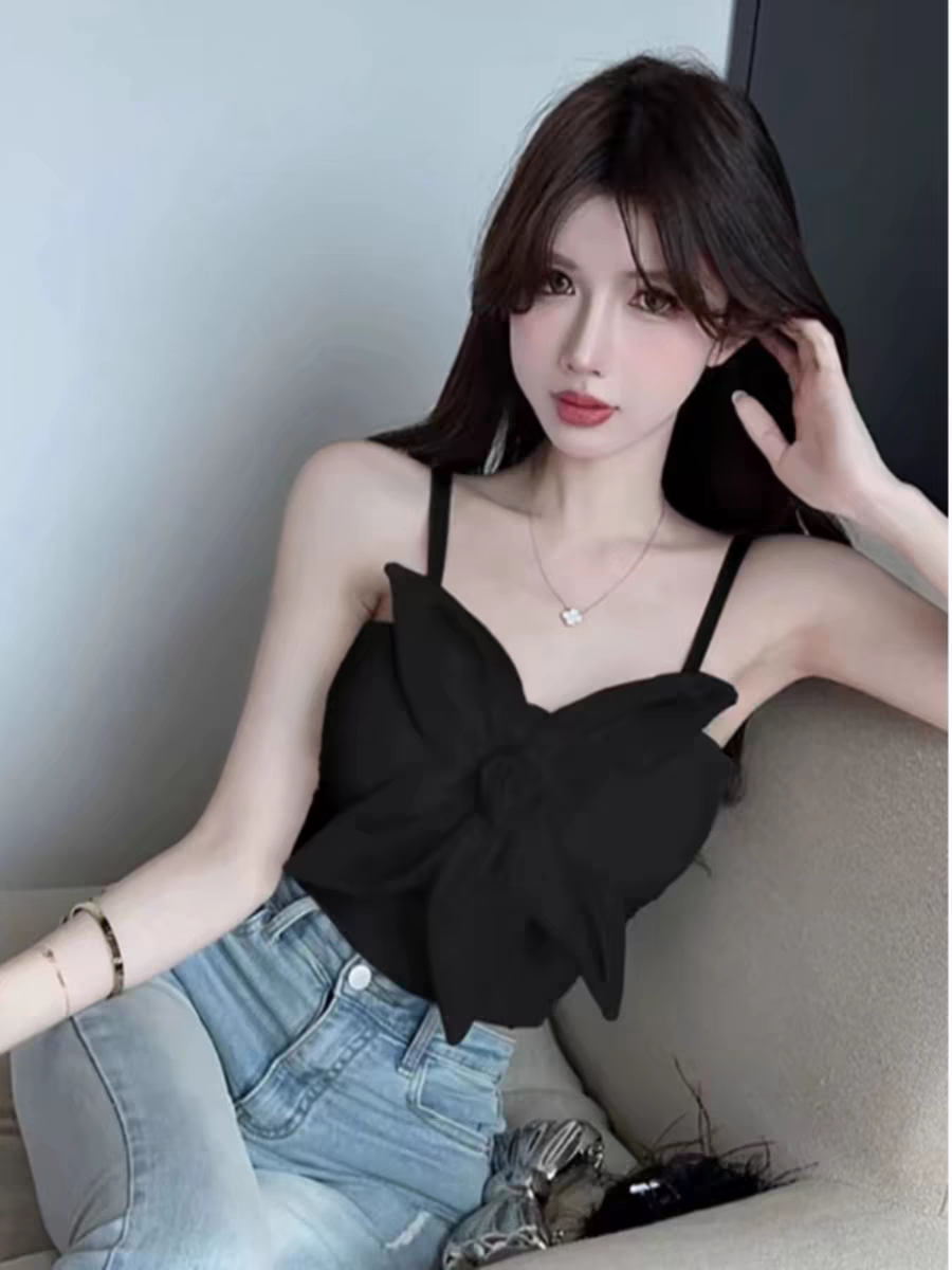 Well Tailored Top with a Graceful Silhouette