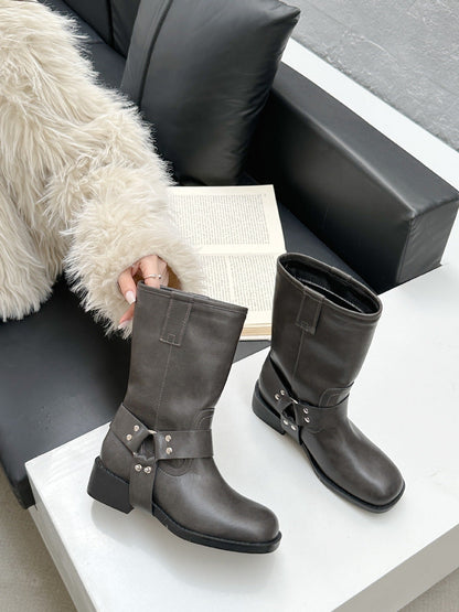 Well Tailored Boots with a Graceful Silhouette