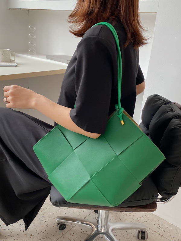 Beautifully Finished Bag in a Timeless Design