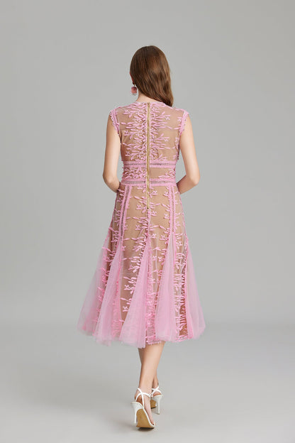 Well Tailored Dress with a Graceful Silhouette