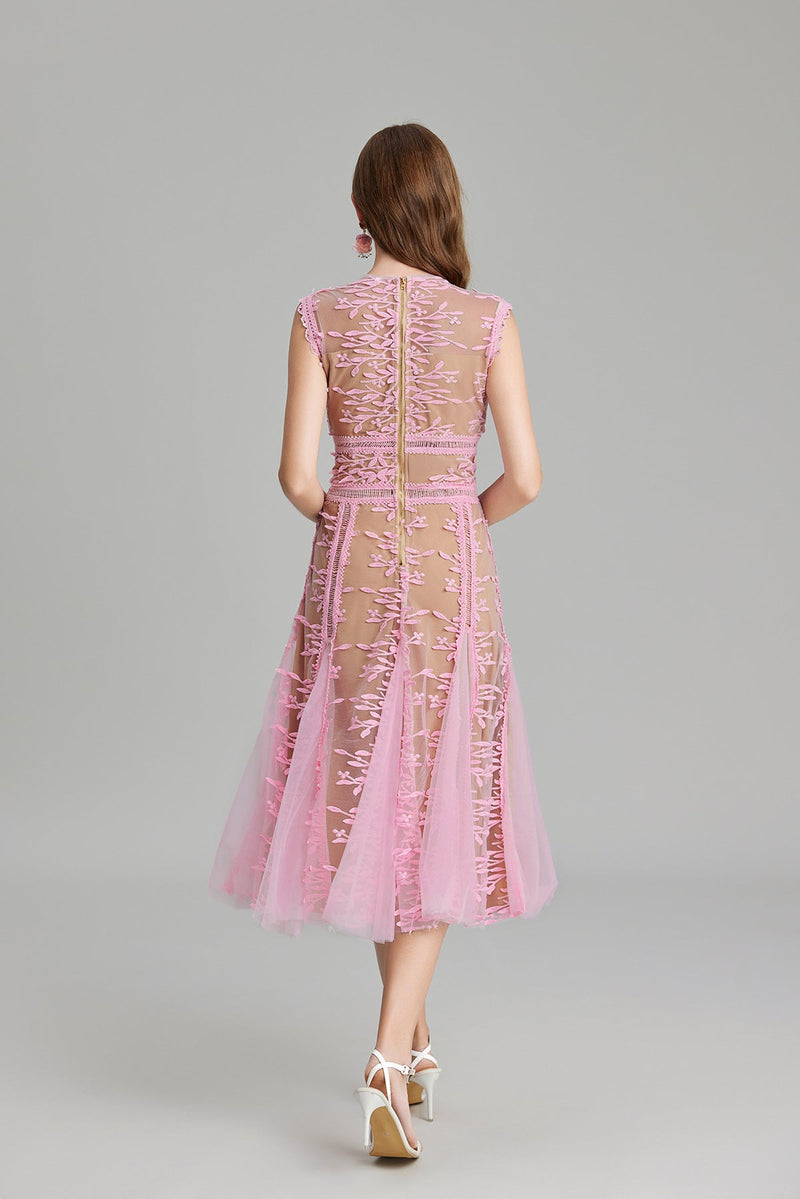 Well Tailored Dress with a Graceful Silhouette