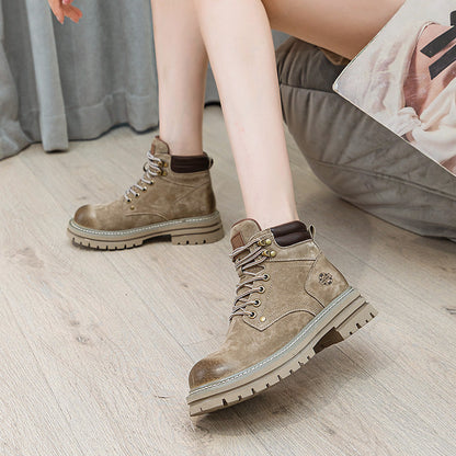 Effortlessly Elegant Boots with a Timeless Design